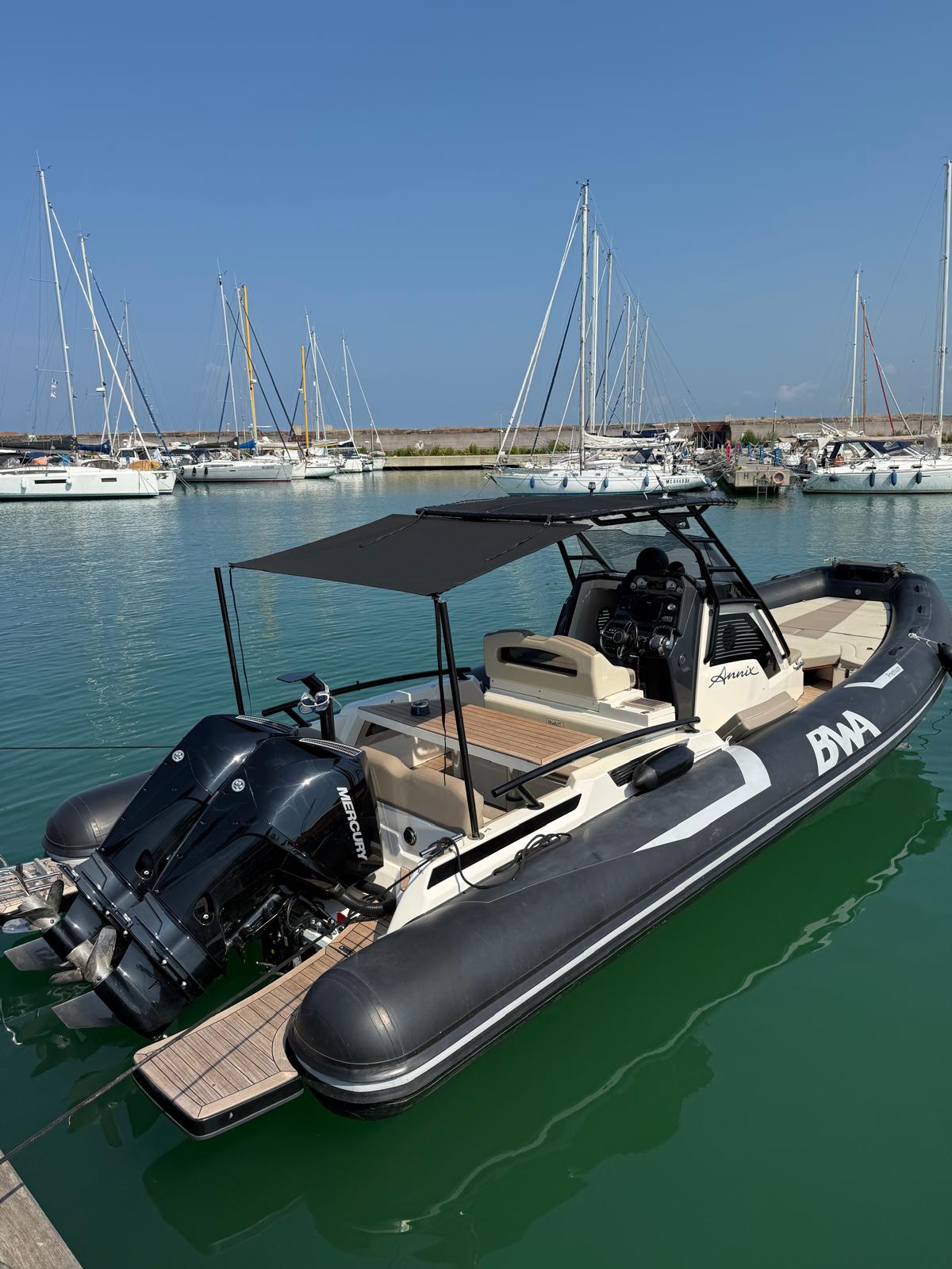 BWA 30 Premium ormeggiato in porto