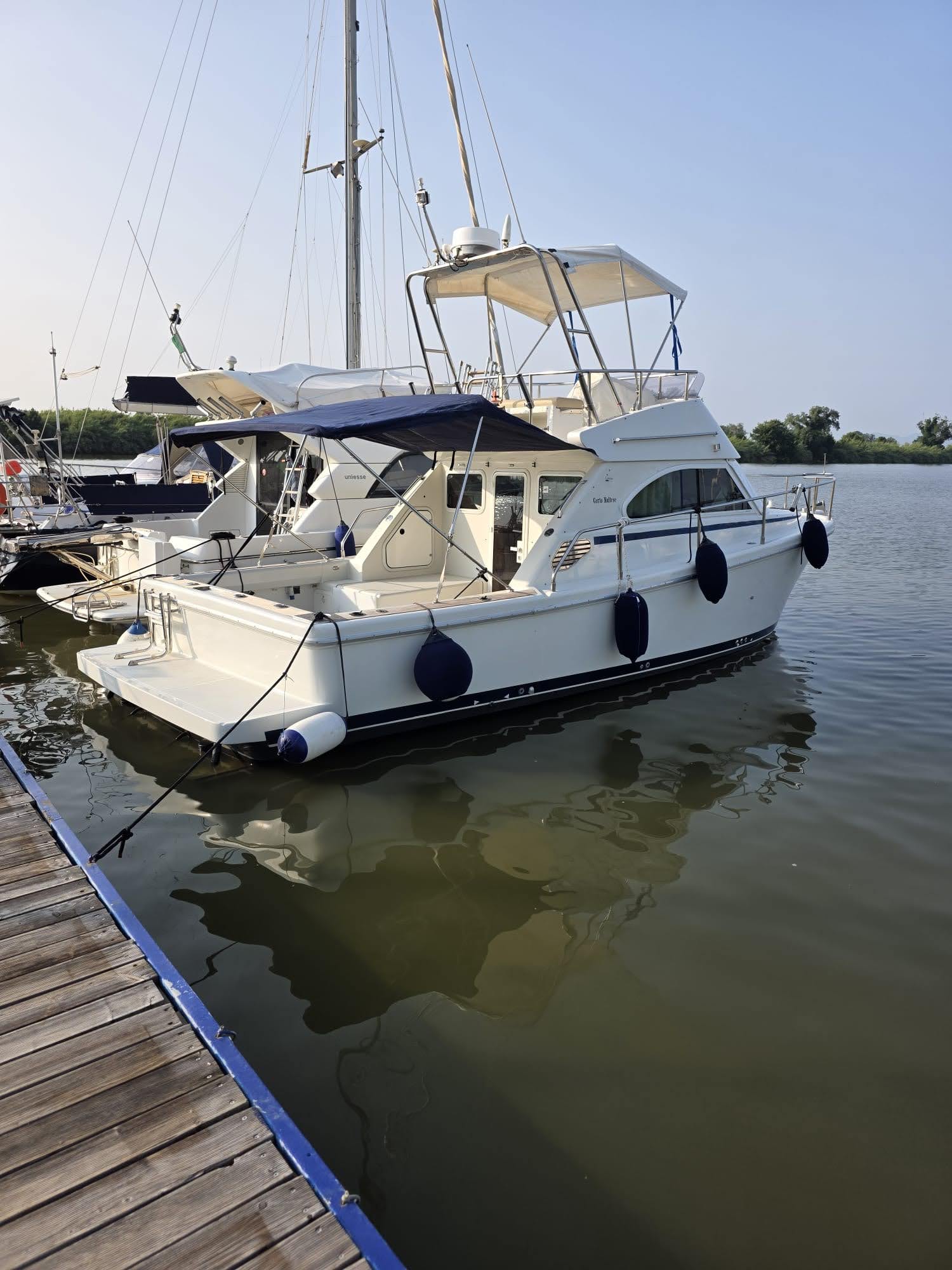 Cayman 30 Fly – Doppia guida ormeggiato in porto