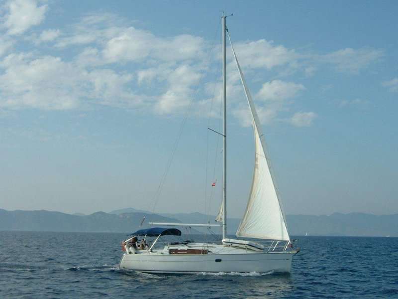 Sun Odyssey 32 Legend ormeggiato in porto